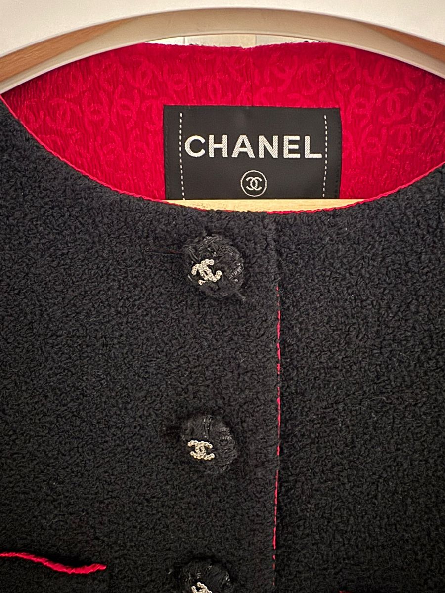 La Petite Veste Noire — view 2